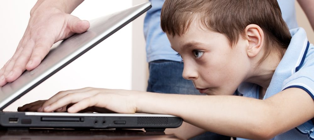 Czy ograniczyc dziecku czas korzystania z komputera i smartfona
