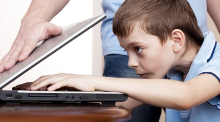 Czy ograniczyc dziecku czas korzystania z komputera i smartfona
